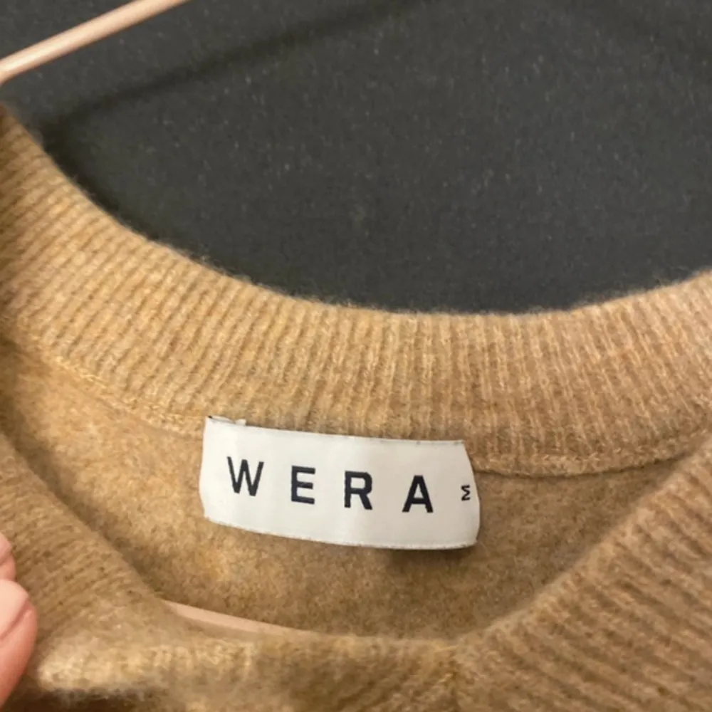 V-ringad stickad tröja från Wera! Står storlek m men skulle nog säga mer som en s/xs. Stickat.