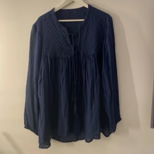 Blå superfin blis - En super fin blus, tyvärr är den förstor för mig och jag har klippt av lapp n! Blusen är från ellos och är i storlek 46/48 