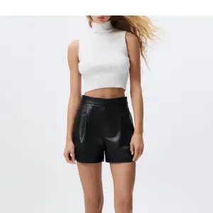Ett par skitsnygga Zara shorts med skinneffekt. Aldrig använda så i nyskick💗 Helt slutsålda på hemsidan, nypris 300kr. Storlek XS men skulle även passa S. Tveka inte att skriva vid frågor☺️💗