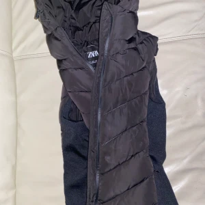 Zara väst S - Storleken är S. Köpte den för 1 år sen och har använt den 2 gånger. Är i jätte bra skick inget problem med västen.