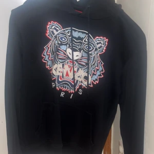Kenzo huvtröja - Den är i perfekt skick 9/10! Har kvitto till den med.
