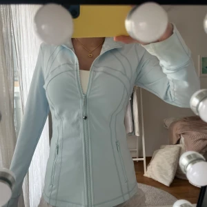 Lululemon Define Jacket - Intressekoll på min nästan helt nya lululemon Define jacket i unik färg. Köpte i höstas och har använt den ca 4 ggr. Köptes för 1280kr. Kontakta mig om du har frågor eller vill ha bilder på detaljer. (Om många är intresserade startar jag budgivning)
