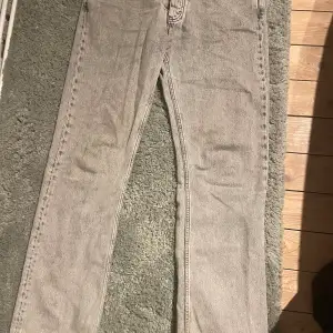 Ett par gråa Hope Jeans i modellen Rush Knappt använda så dem är i väldigt bra skick. Ny pris 1900