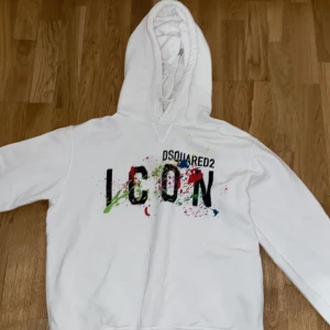 Dsquared2 hoodie  - Orginal priset är 3 tusen. Säljs för 700 kr den har bra skick och har knappt använt den. Jag köpte den nyligen. Priset kan alltid diskuteras 👍