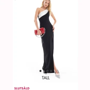 Balklänning - Säljer denna superfina balklänning köpt på asos! Helt slutsåld på hemsidan!!! Bra i längden på mig som är 178 cm! Kontakta för fler bilder 🌸