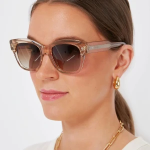 chimi 07 ecru  - Knappt använt. Bra skick. Inte trasiga eller någon repa på de🥰väldigt fina o passar till allt. Och nu till sommaren💞🤩Bilder från synsam. Kom privat för fler bilder på de🫶