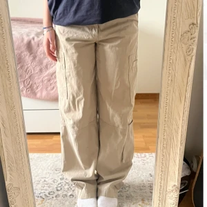 Beiga cargo pants - Säljer dessa cargo byxor från H&M som är i jättebra skick :) Dm för frågor 💕