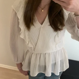 Vit blus  - Säljer denna jätte fina vita blusen fårn only, den är i bra skick.Orginalpris 399kr. Använd INTE köp nu 