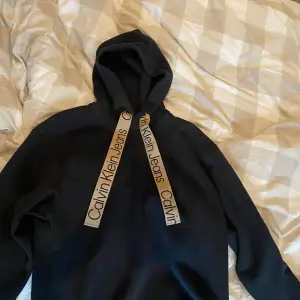 Säljer denna hoodie från Calvin Klein! Nästan alldrig använt så som ny🫶🏻 Storlek XS💫