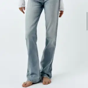 Säljer mina straight ljusblå jeans från zara som är helt oanvända. Storlek 34 och jag köpte dem för 349kr, säljer för 290kr