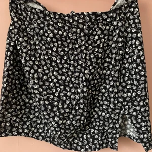 Kjol med slits - Svart Kjol med blommor från new yourker med slits Använd 2 gånger