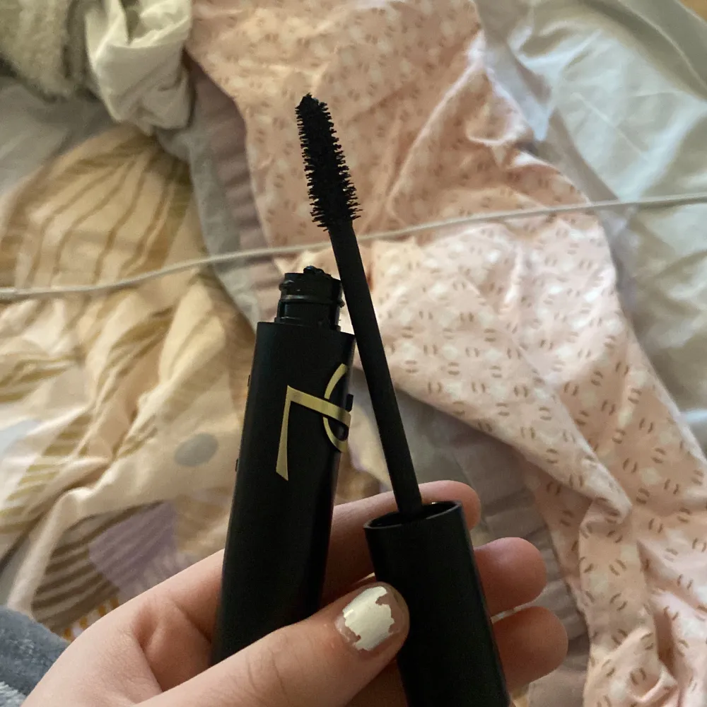 Säljer en ysl mascara som ger mycket volym, har haft innan men tycker inte den passar mina täta och tjocka fransar tycker det blir för mycket, rekommenderar till tunna o korta  fransar. Ger sjuk volym men även bra längd. Den är oanvänd. Accessoarer.