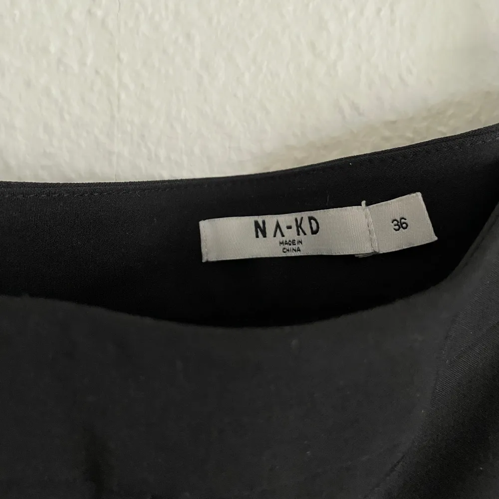 Kostymbyxor från NAKD. Stretchiga och med pressveck. Dragkedja i sidan. Nyskick!. Jeans & Byxor.