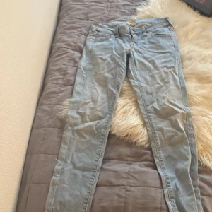 Skinny jeans  - säljer de för endast 15 kr!!