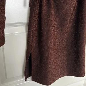 Brun festklänning  - Denna klänningen är öppen vid benet 