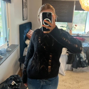 Zara tröja - Snygg stickad tröja med hål från zara, använd 1 gång!! Nypris 400kr