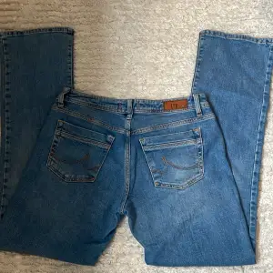 Ett par nästan oanvända Ltb Valerie jeans. Super snygga och trendiga byxor! Säljer pga fel storlek. Köparen står för frakten!💕  