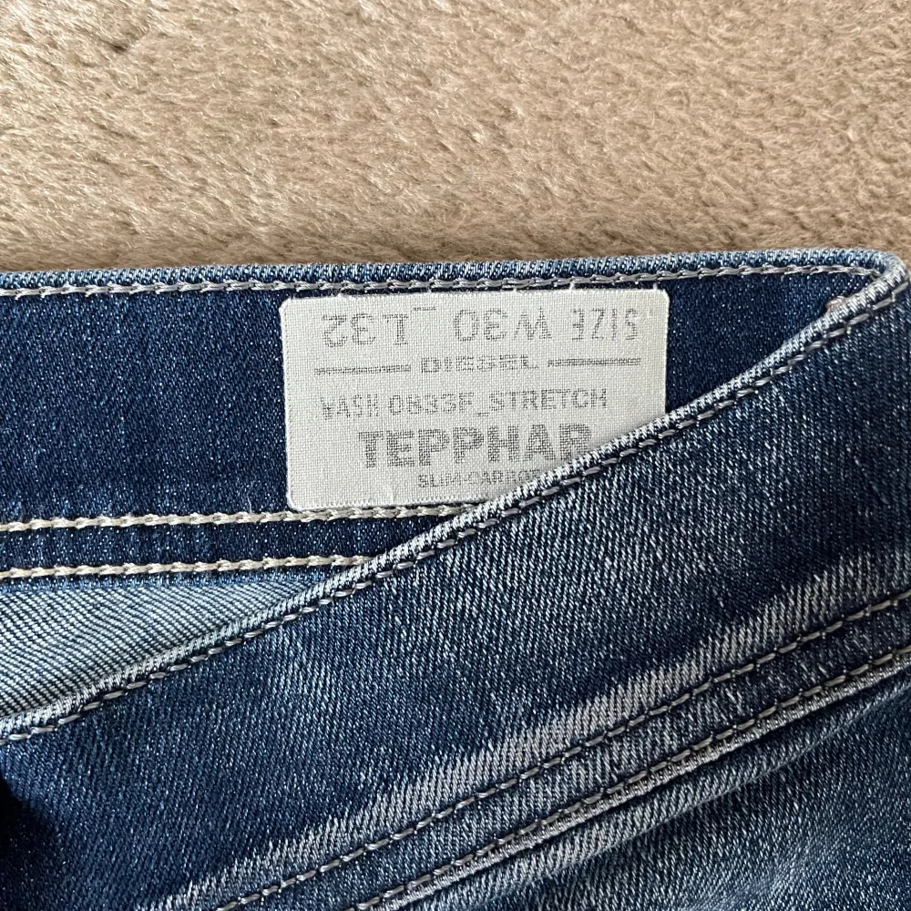 Slim fit jeans ”Tepphar” Asnajs fade och distressing, sparsamt använda. Tveka inte att höra av för frågor eller mer bilder!. Jeans & Byxor.