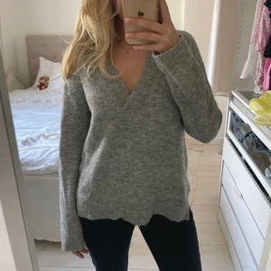 Grå stickad  - Grå melerad jätteskön stickad tröja, använd några gånger men i gott skick!🩷