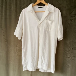 Lager 157 - frotté piké  - Tjena! Säljer denna oanvända och sjukt snygga piké i storlek L. Nypriset på denna ligger på 150kr men vi säljer för endast 99kr. Skicket är 10/10 då den är oanvänd som sagt. Vid minsta fråga eller fundering så hör av er!