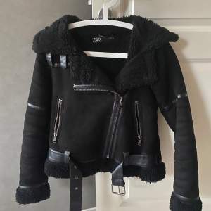 Fin svart jacka från Zara, storlek Xs. Passar både som vinter och vårjacka