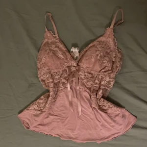 Rosa top - En rosa babydoll top med rosett och spets som inte säljs längre
