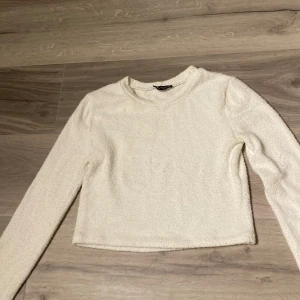 Långärmad croppad - Långärmad vit, knappast använd 