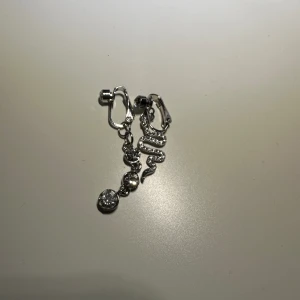 Fejk-navelpiercings - Två stycken oanvända navel smycken för dig som inte tagit hål i naveln men kanske vill prova på hur det känns/ se hur de ser ut 🫶🏼🫶🏼