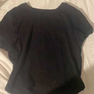 en svart t-shirt - en bekväm svart t-shirt har knappt använt den 