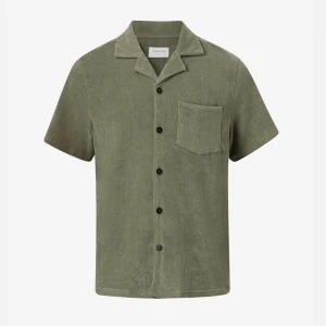 Studio Total skjorta - Säljer denna tröjan inför sommaren som aldrig använts. Vill bli av med den. Nypris: 500 kr. 