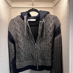 Stickad kofta  - Säljer en sååå cool kofta från zara pga att den inte kommer till användning!! Endast använd fåtal gånger 