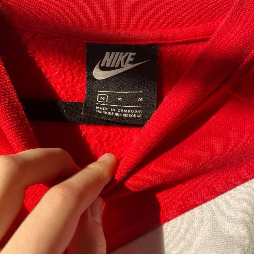 Söt Nike crop top! Bra skick inte haft på mig den många ggr! Den är skit snygg till ett par lågmidjade byxor!!❤️liten i storleken . Hoodies.
