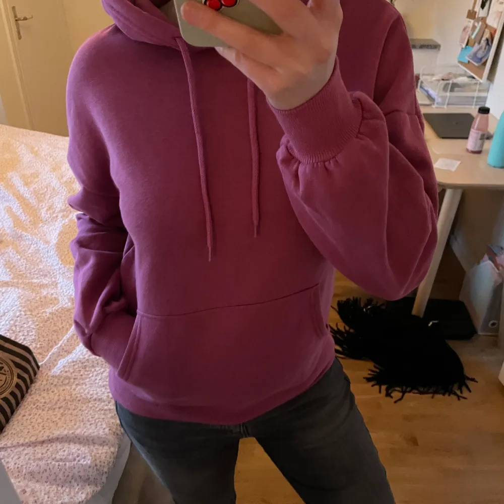 Slutsåld rosa hoodie från HM, använd fåtal gånger så i fint skick! Storlek XS men passar mig som har storlek S/M!💕. Hoodies.