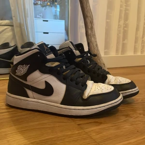 Jordan 1 Mid  - Riktigt fina Jordan 1 i mörkblå färg. Köptes i December och nypris var 1500kr. Dessa skor har defekter på sidan utav skon som visas i bilden! Plösarna är lite smutsiga men märks inte mycket. Tveka inte över att höra av er för fler frågor!😀
