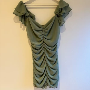 Zara klänning - Jätte fin draperad klänning, blev använd en gång.