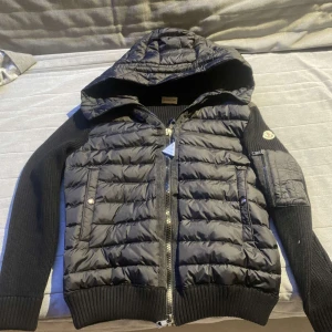 Moncler Cardigan  - Hej, säljer nu en Moncler cardigan i nyskick. Storlek M men passar bäst till S. Skriv vid frågor och funderingar. Kan skickas. NFC skan och qr kod länkas till Monclers hemsida allt funkar.