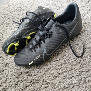 Scarta nike fotbollsskor  - Fina svarta fotbollskor från Nike. Skriv för fler bilder, rengörs innan skickning.🤍 köpare står för frakten.