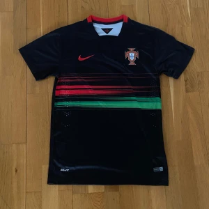 Portugal fotbollströja  - Säljer denna Portugal borta fotbollströja som jag köpte här på plick. Perfekt för sommaren Storlek M  Cond : 10/10
