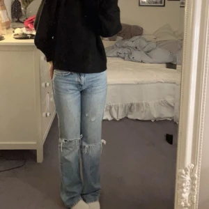 Zara jeans  - Säljer nu dessa jeans från zara i storlek 34, jag är 163 och de sitter perfekt på mig, säljer pågrund av att jag inte använder de💕