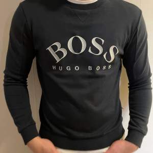 Hugo Boss sweatshirt Stolek M   modellen är 185cm lång 