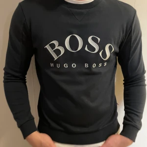 Hugo boss sweatshirt - Hugo Boss sweatshirt Stolek M   modellen är 185cm lång 