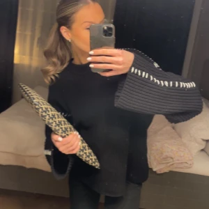 stickad tröja - helt slutsåld stickad tröja från gina, perfekt för kyliga mysiga vårkvällar, pris kan diskuteras🤍