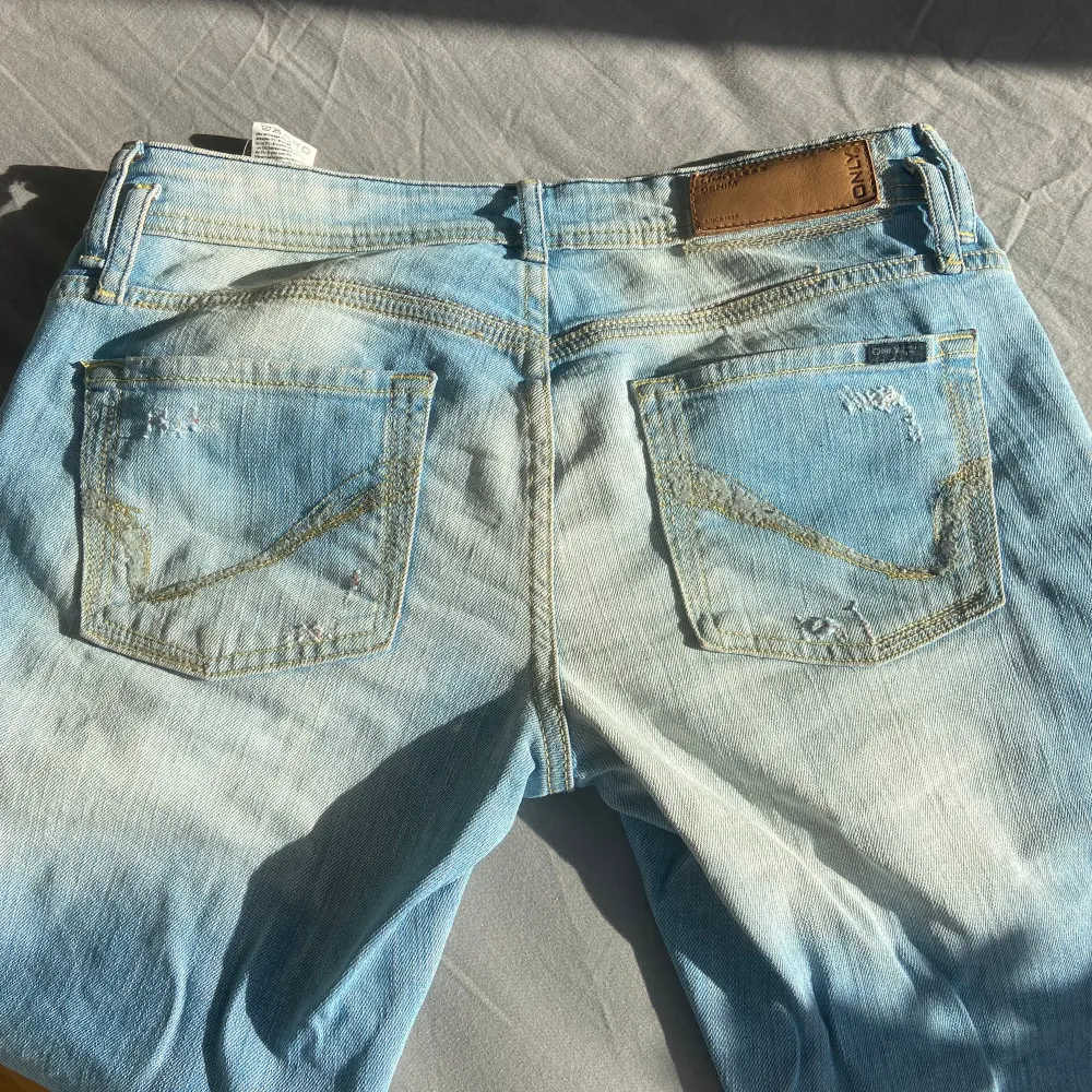Säljer ett par supersnygga ljusblåa jeans från Only för att dem inte kommer till användning så mycket tyvärr! Superbra skick!. Jeans & Byxor.