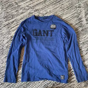 En blå gant tröja som är i använt skick men som fortfarande är i bra skick. Den är stl 158-164 så skulle säga att den passar dig som har XS. Hör av dig vid frågor!!🫵🫵🫵🫵