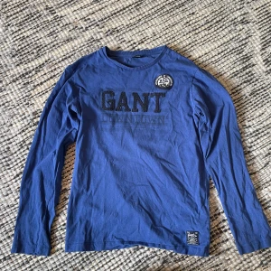 Gant tröja - En blå gant tröja som är i använt skick men som fortfarande är i bra skick. Den är stl 158-164 så skulle säga att den passar dig som har XS. Hör av dig vid frågor!!🫵🫵🫵🫵