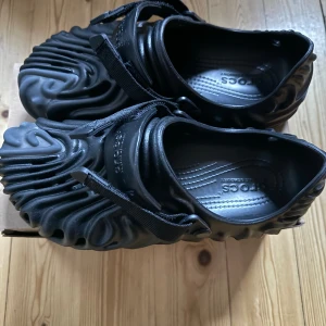 Crocs X Salehe Bembury - Helt nya oanvända Crocs X Salehe Bembury collab. Ett väldigt unikt och fint par. Kommer med 2 extra vita straps, box ingår. Skickas samma dag