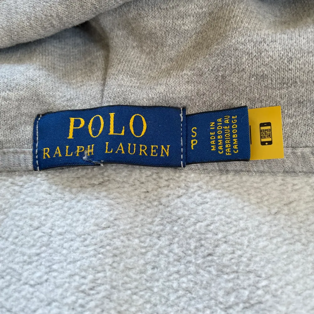 Ralph Lauren zip hoodie i mycket bra skick. Säljes då den är för liten Nypris 1.700 kr. Hoodies.