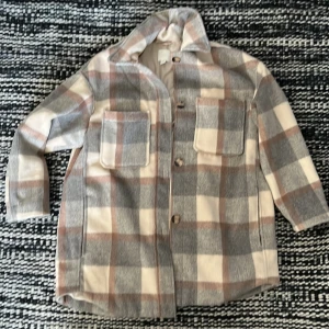 Skjortjacka - Väldigt fin och knappt använd vårjacka (höstjacka) lite tjockare än en skjorta.  