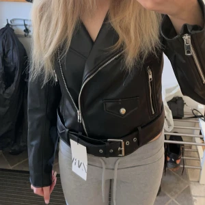 Vårjacka  - Säljer min jacka fårn zara helt ny o har pris lapp kvar, nypris 600 min pris 200kr