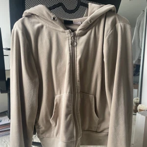 Kofta - Säljer min kofta som är från ginatricot.  Bra skick! 